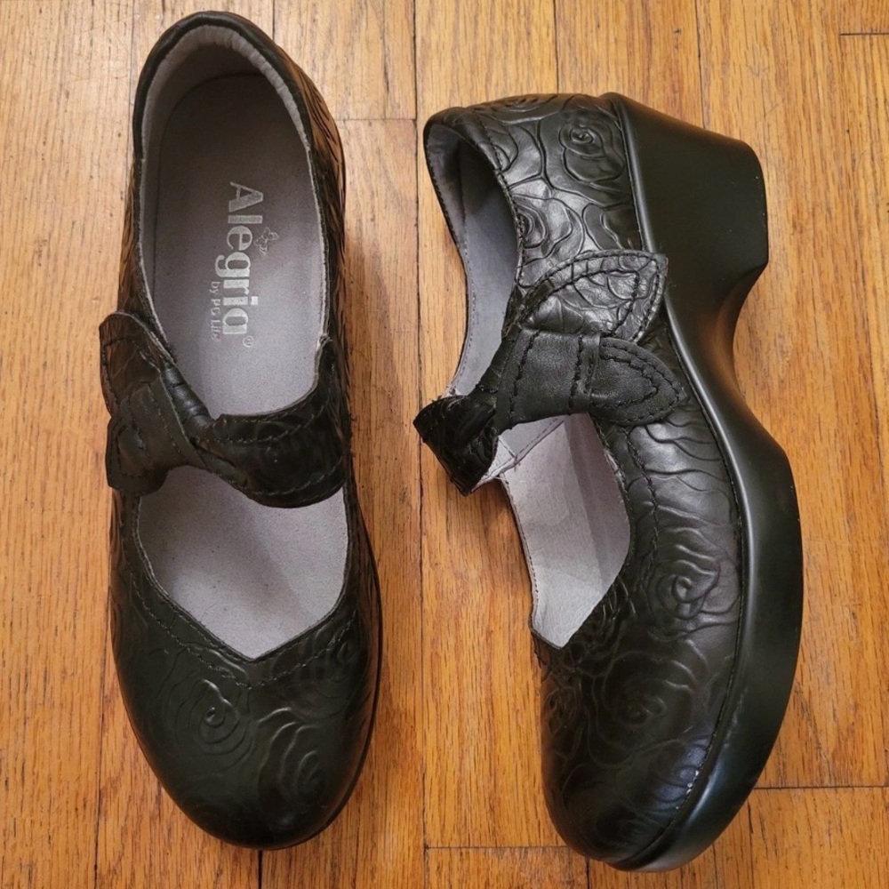 Alegria 37 Mary Jane Clogs 7-7.5  Black Embossed Rose Leather Wedge ELL-541